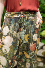 Load image into Gallery viewer, ARTISTS CROPPED PANTS - I DREAM IN FLOWERS