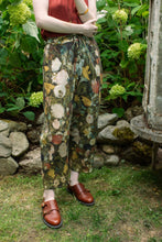 Load image into Gallery viewer, ARTISTS CROPPED PANTS - I DREAM IN FLOWERS