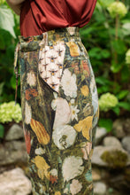 Load image into Gallery viewer, ARTISTS CROPPED PANTS - I DREAM IN FLOWERS