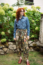 Load image into Gallery viewer, ARTISTS CROPPED PANTS - I DREAM IN FLOWERS