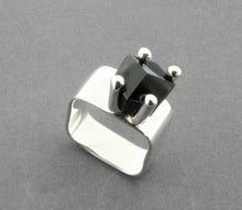 Load image into Gallery viewer, SQUARE RING WITH ONYX