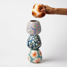 Load image into Gallery viewer, POLLEN BLUE DAISY VASE