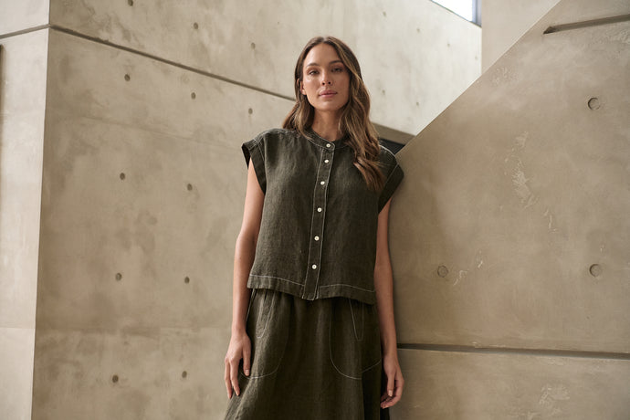 LICORICE CAP SLEEVE LINEN TOP