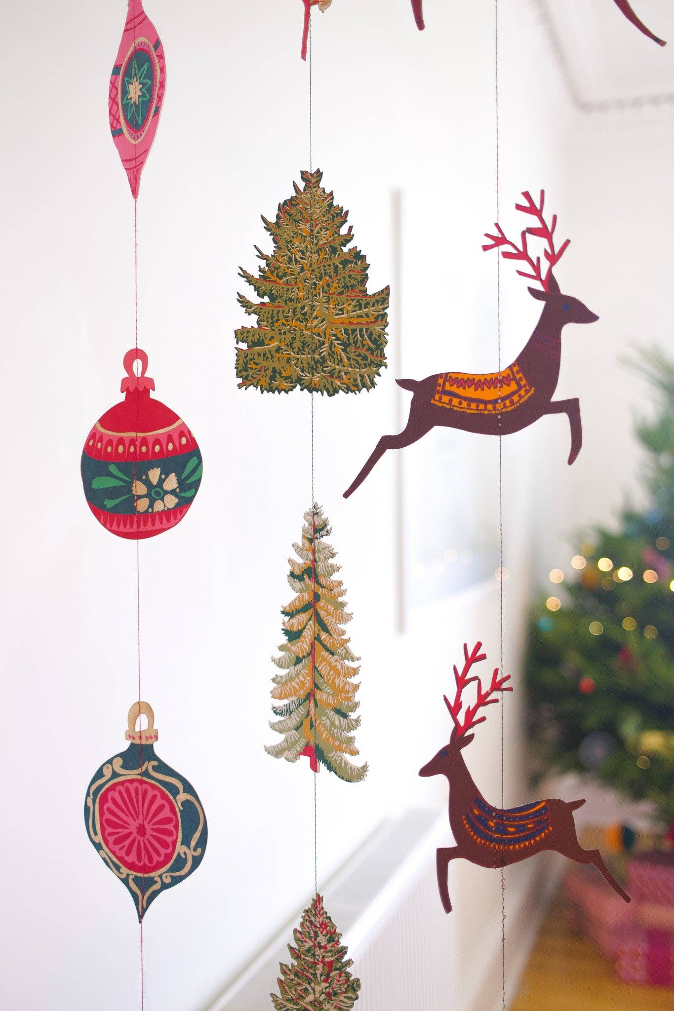 BAUBLES VERTICAL WALL HANGING GARLAND