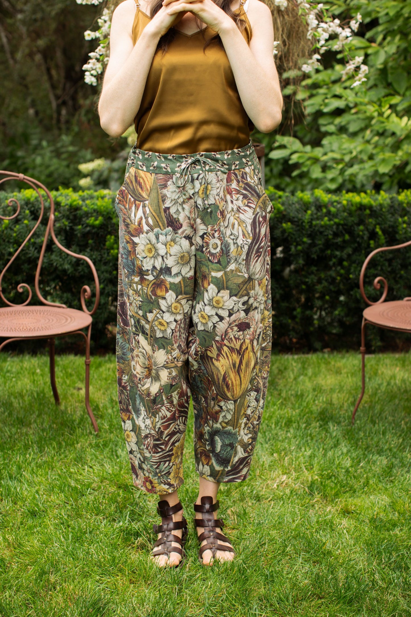ARTISTS CROPPED PANTS - LINEN FLOWER & BEE