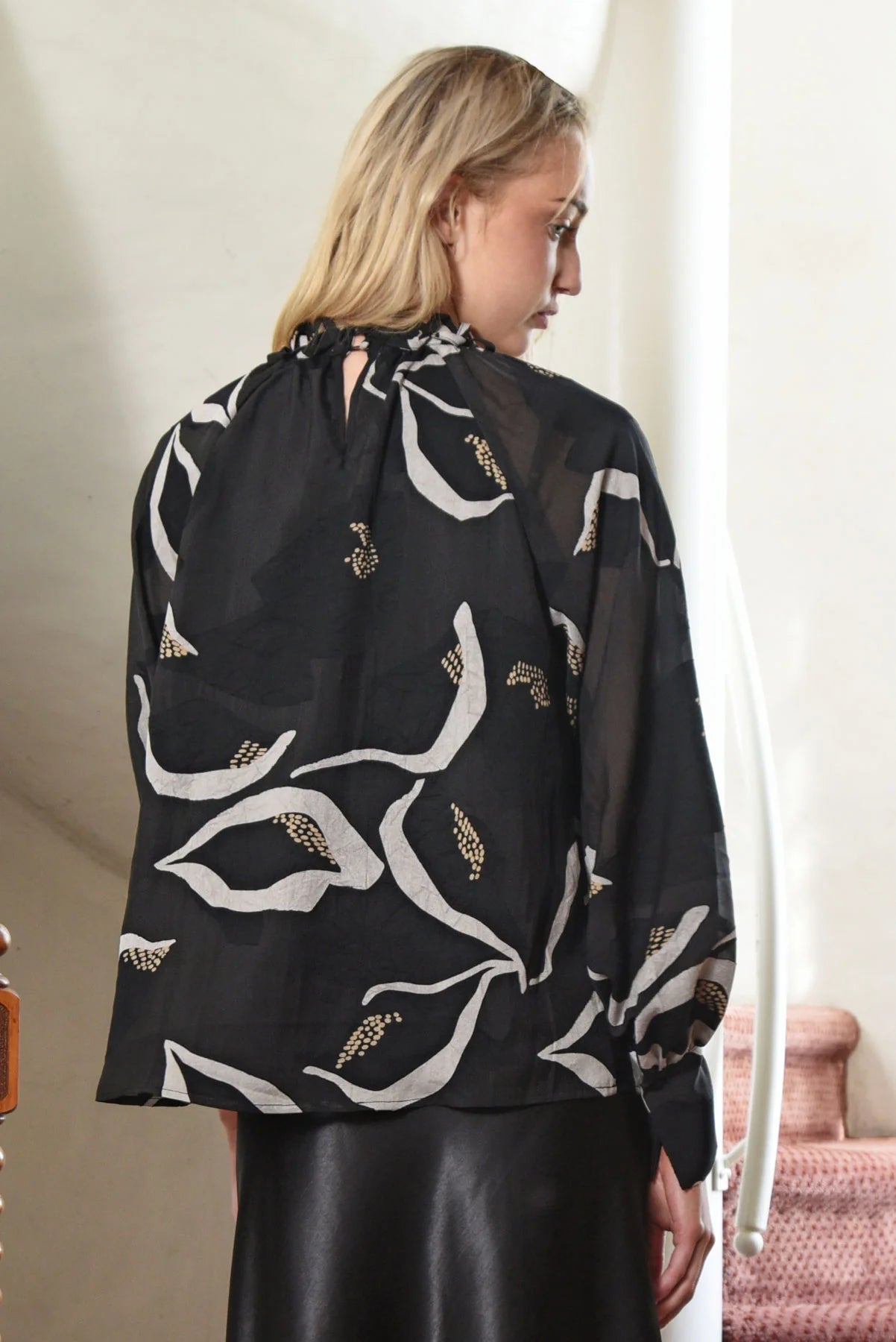 HIGH DRAMA BLOUSE - BLACK