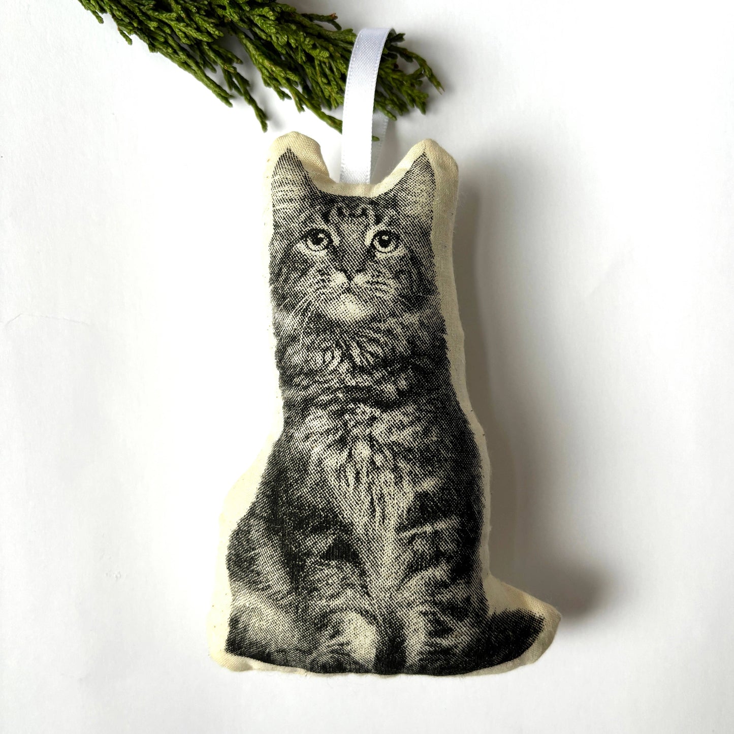 LONGHAIR CAT ORNAMENT
