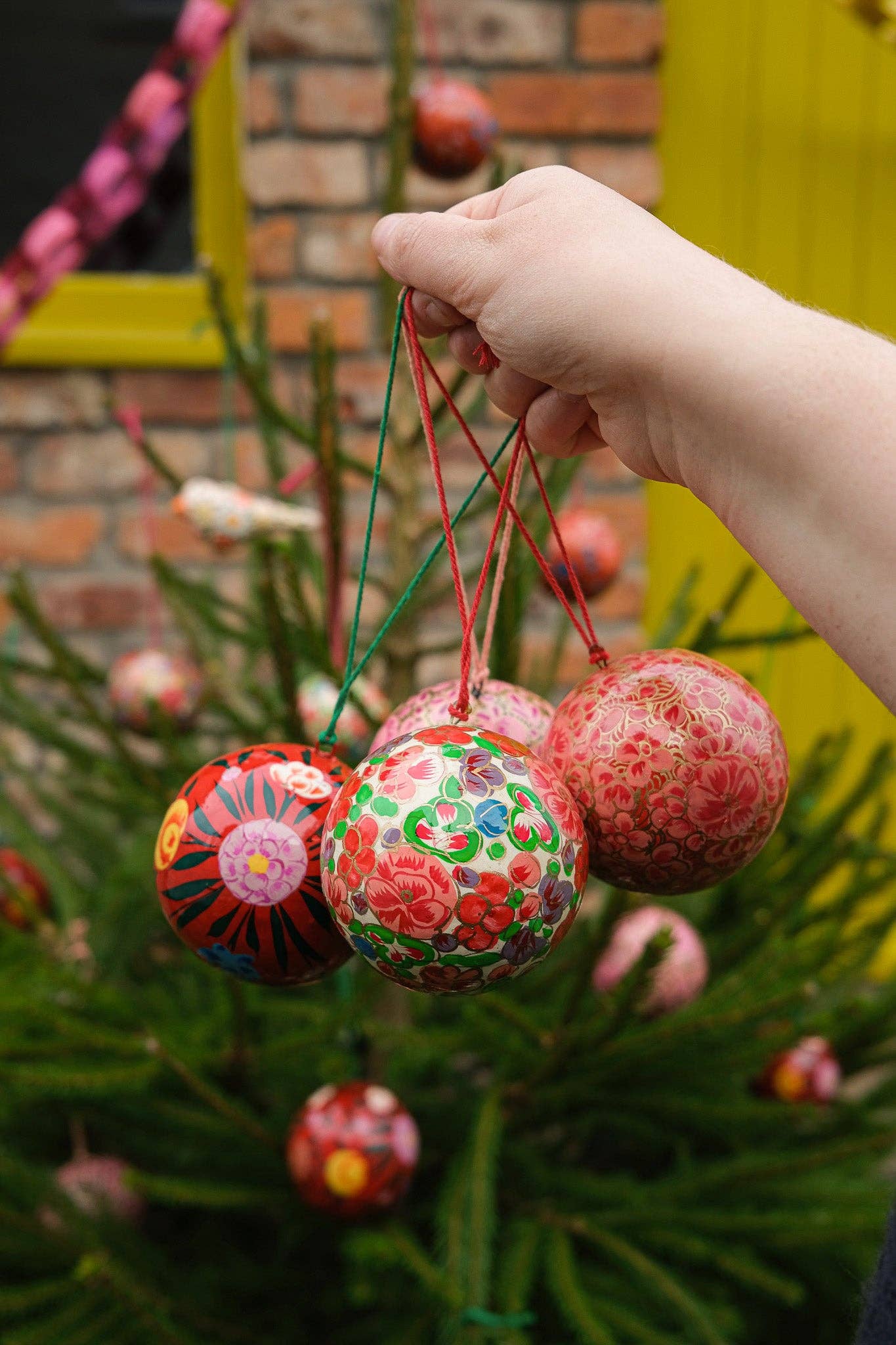 CRIMSON FLOWERS BAUBLE