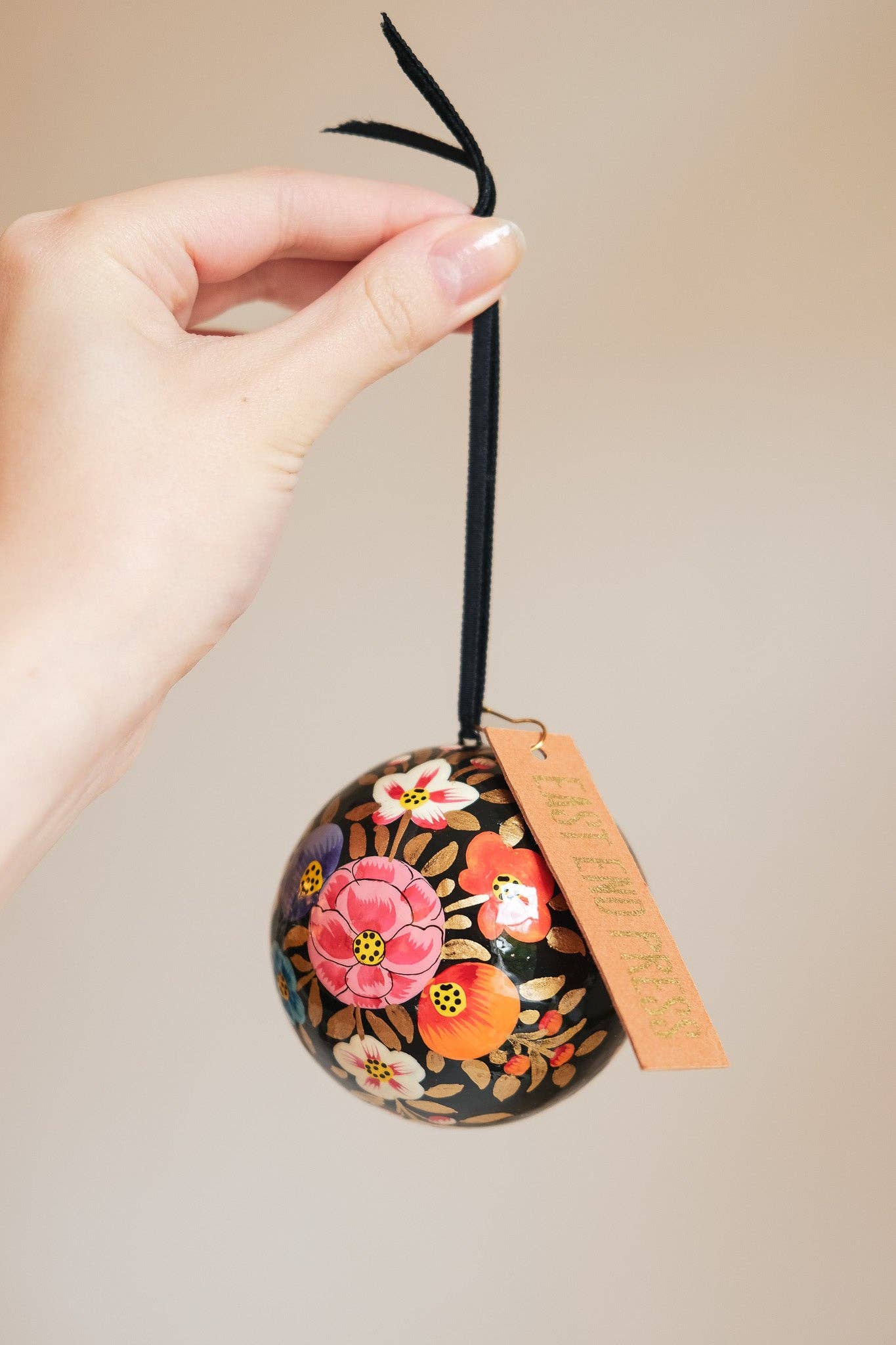BLACK FLORAL BAUBLE