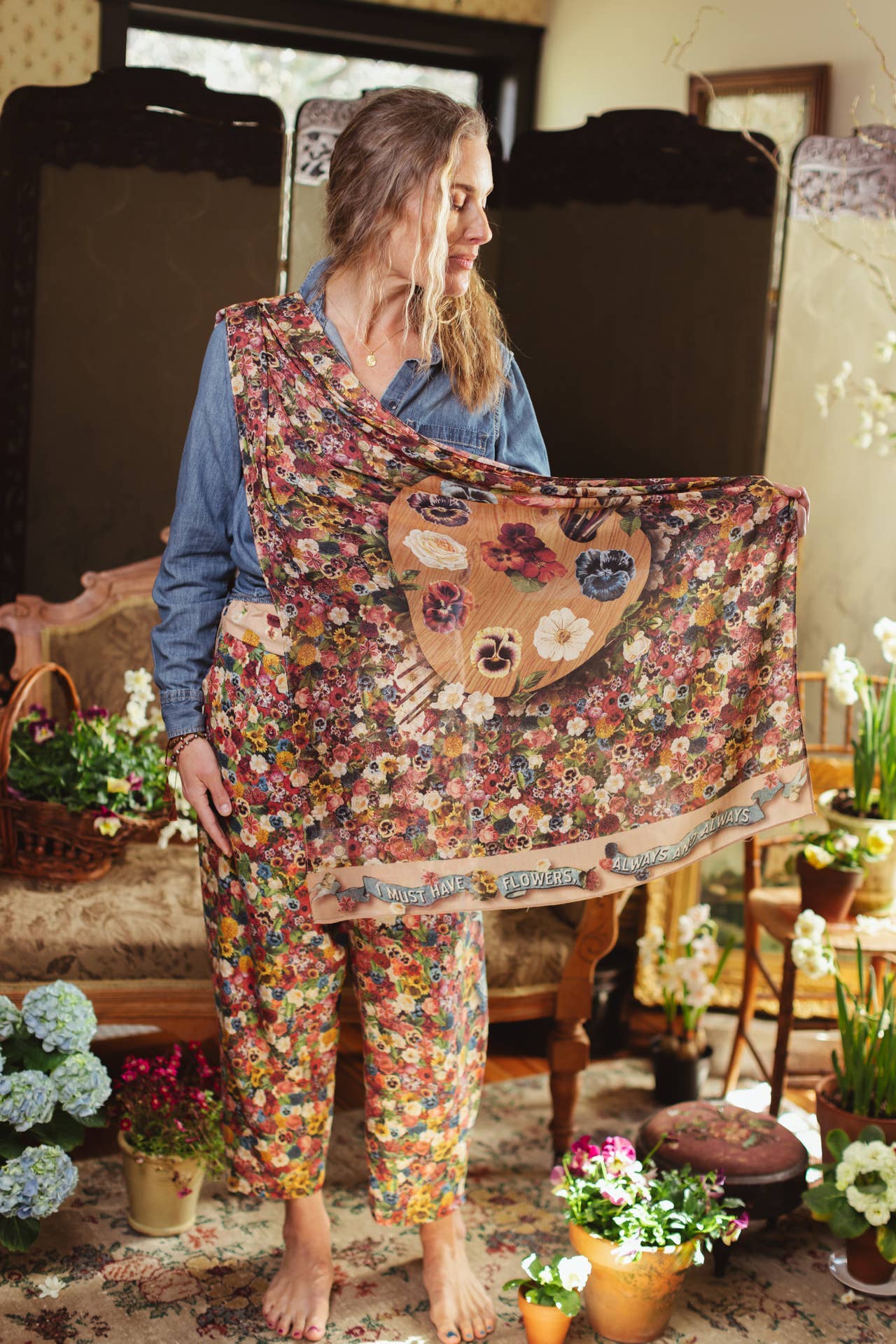 ART OF LIFE FLORAL SCARF WITH FLOWER PAINT PALETTE