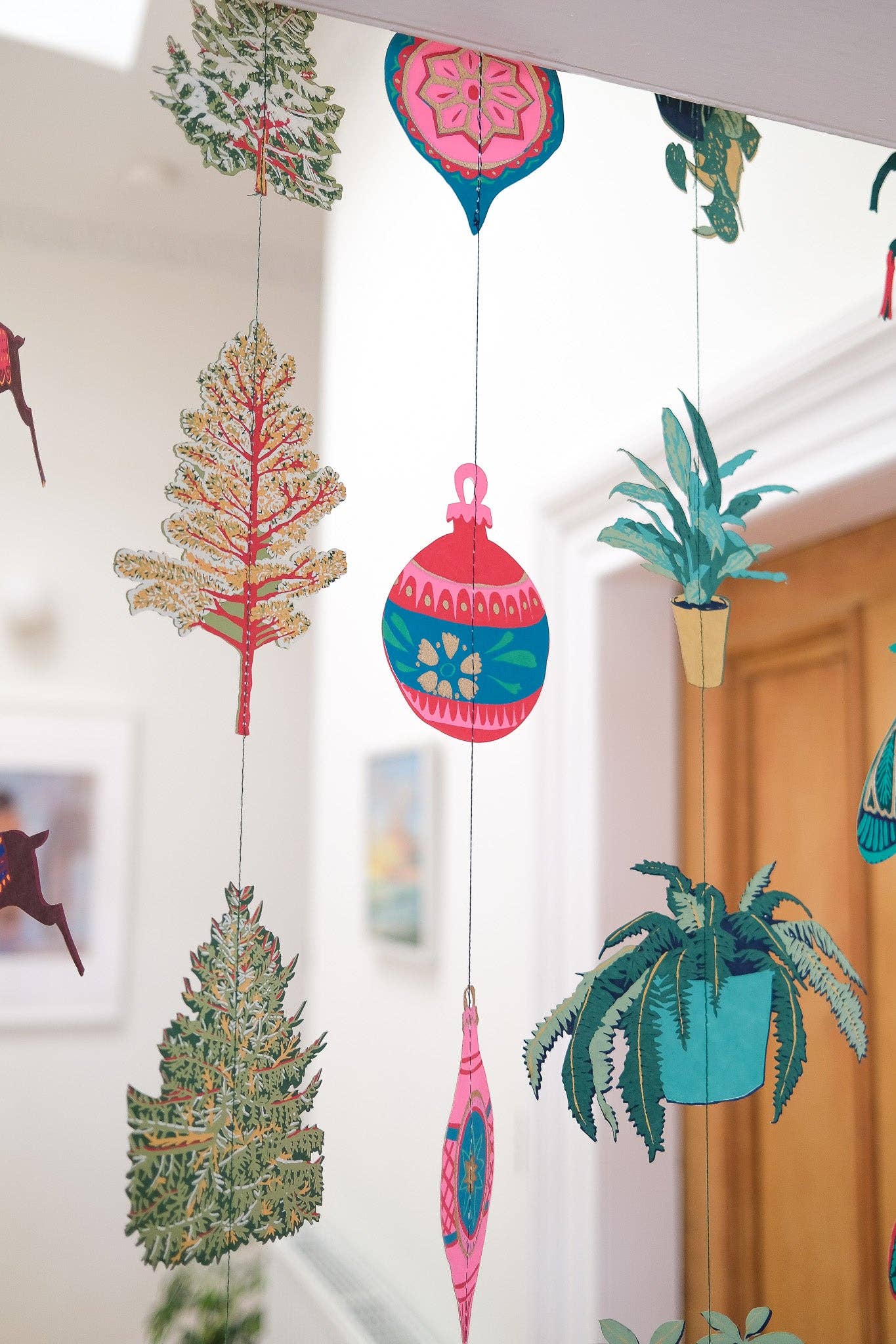 BAUBLES VERTICAL WALL HANGING GARLAND