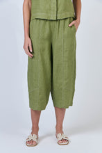 Load image into Gallery viewer, LINEN CROPPED PANTS - MOSS