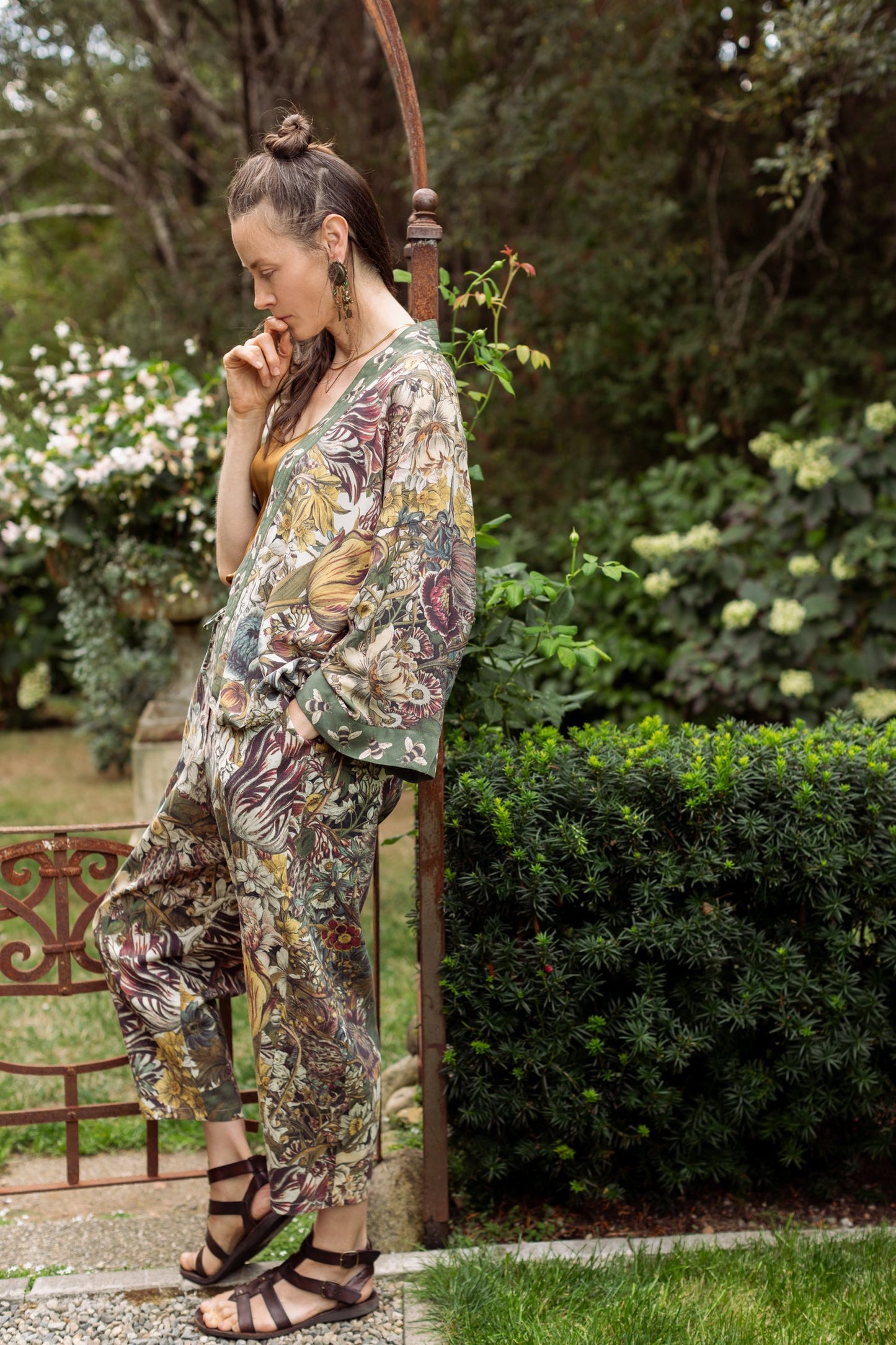 ARTISTS CROPPED PANTS - LINEN FLOWER & BEE