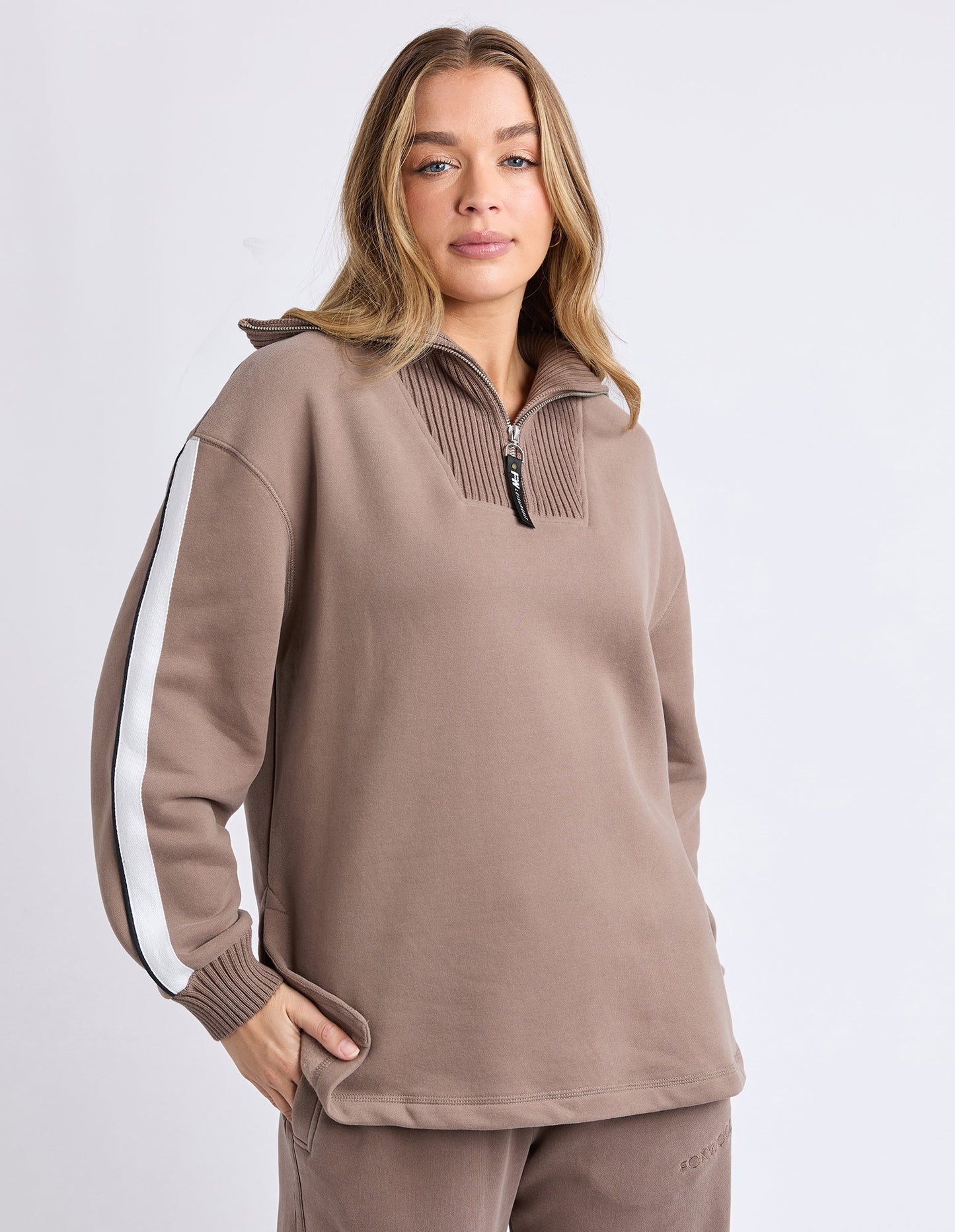 KNIT COLLAR CREW - BROWN