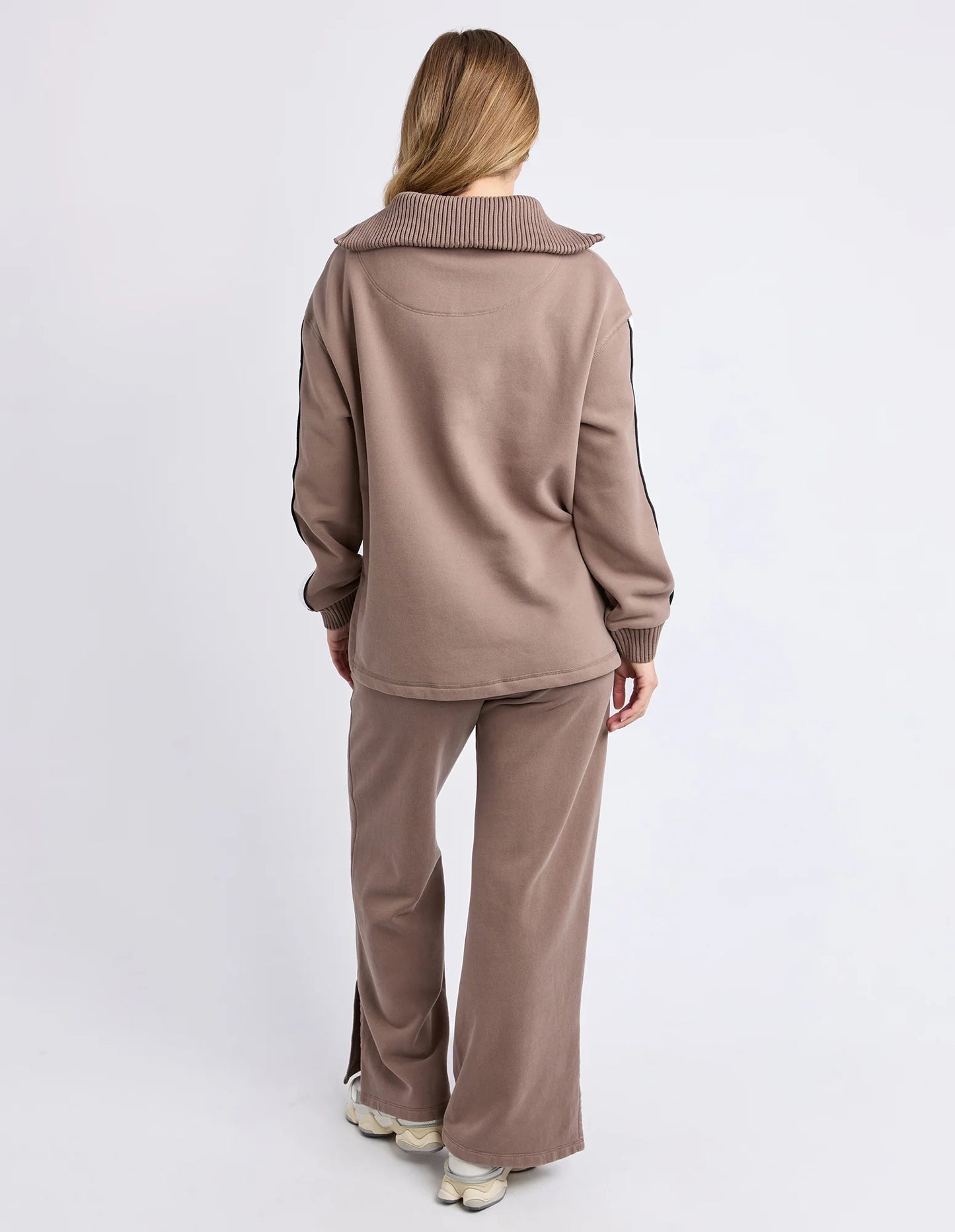 KNIT COLLAR CREW - BROWN