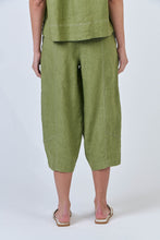 Load image into Gallery viewer, LINEN CROPPED PANTS - MOSS