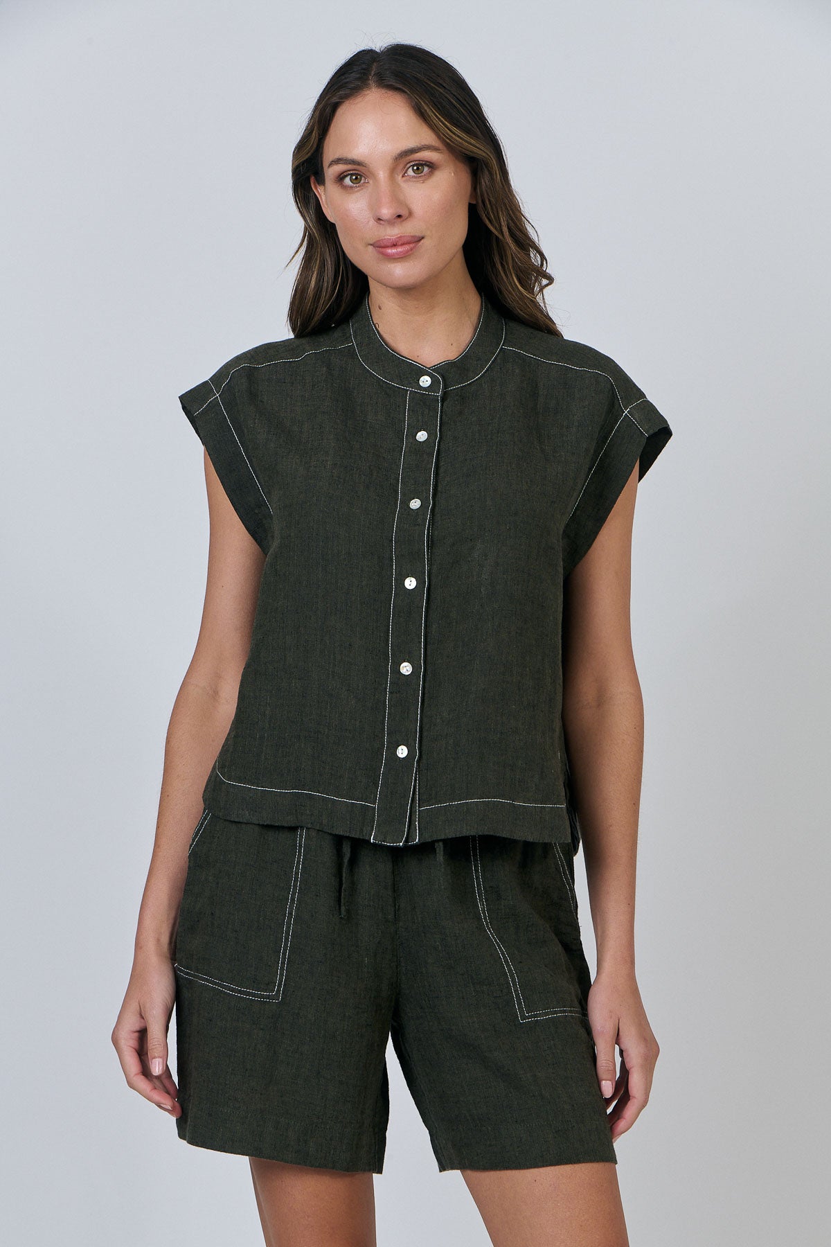 LICORICE CAP SLEEVE LINEN TOP