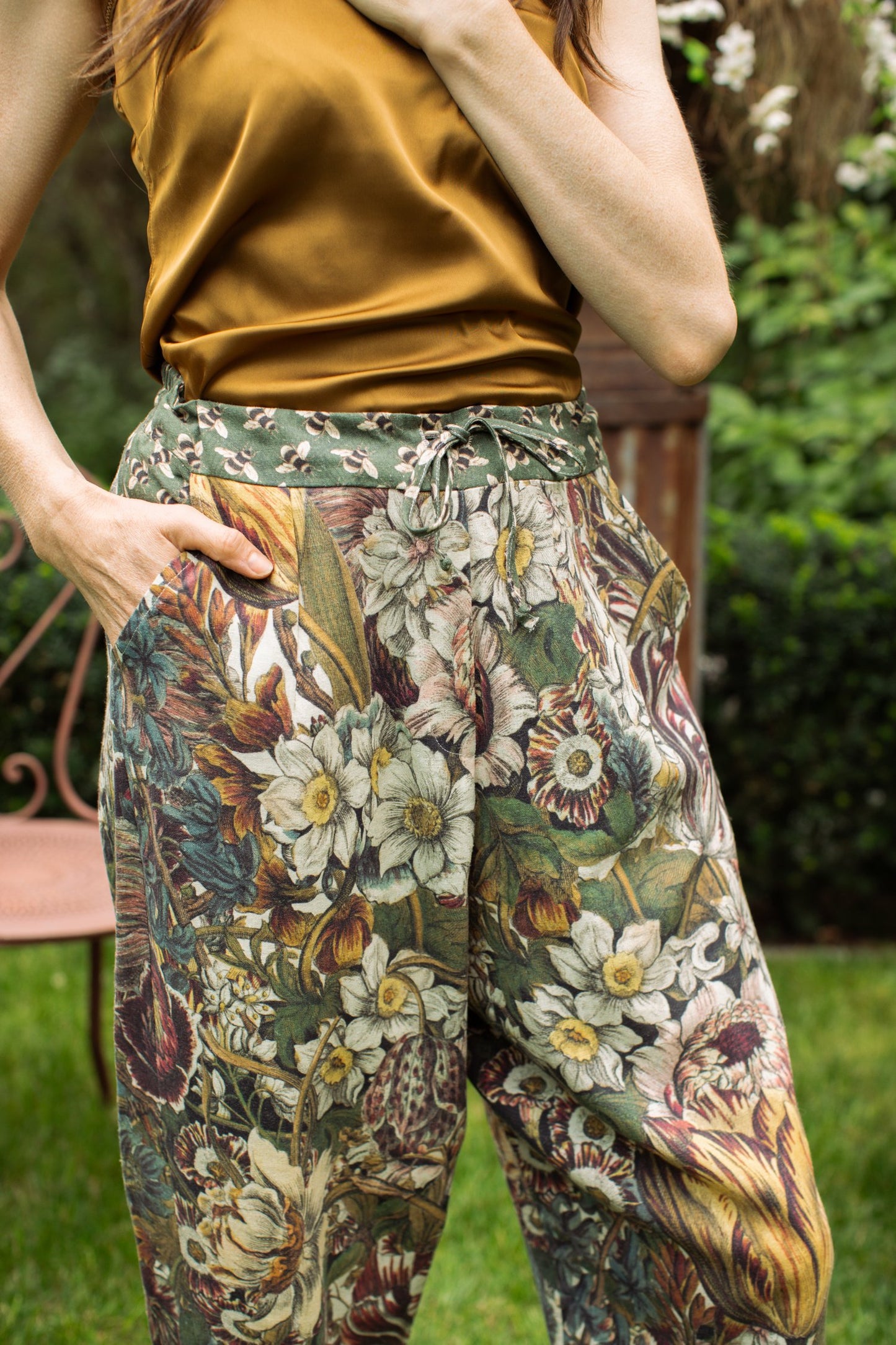 ARTISTS CROPPED PANTS - LINEN FLOWER & BEE