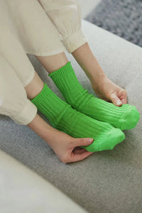 NISHIGUCHI KUTUSHITA PRAHA LINEN RIBBED SOCKS - GREEN PEAR