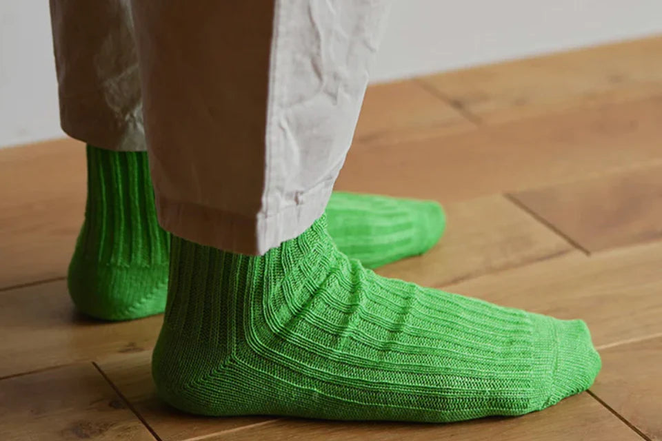 NISHIGUCHI KUTUSHITA PRAHA LINEN RIBBED SOCKS - GREEN PEAR