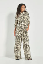 Load image into Gallery viewer, SUAVE JACKET - ANIMAL PRINT