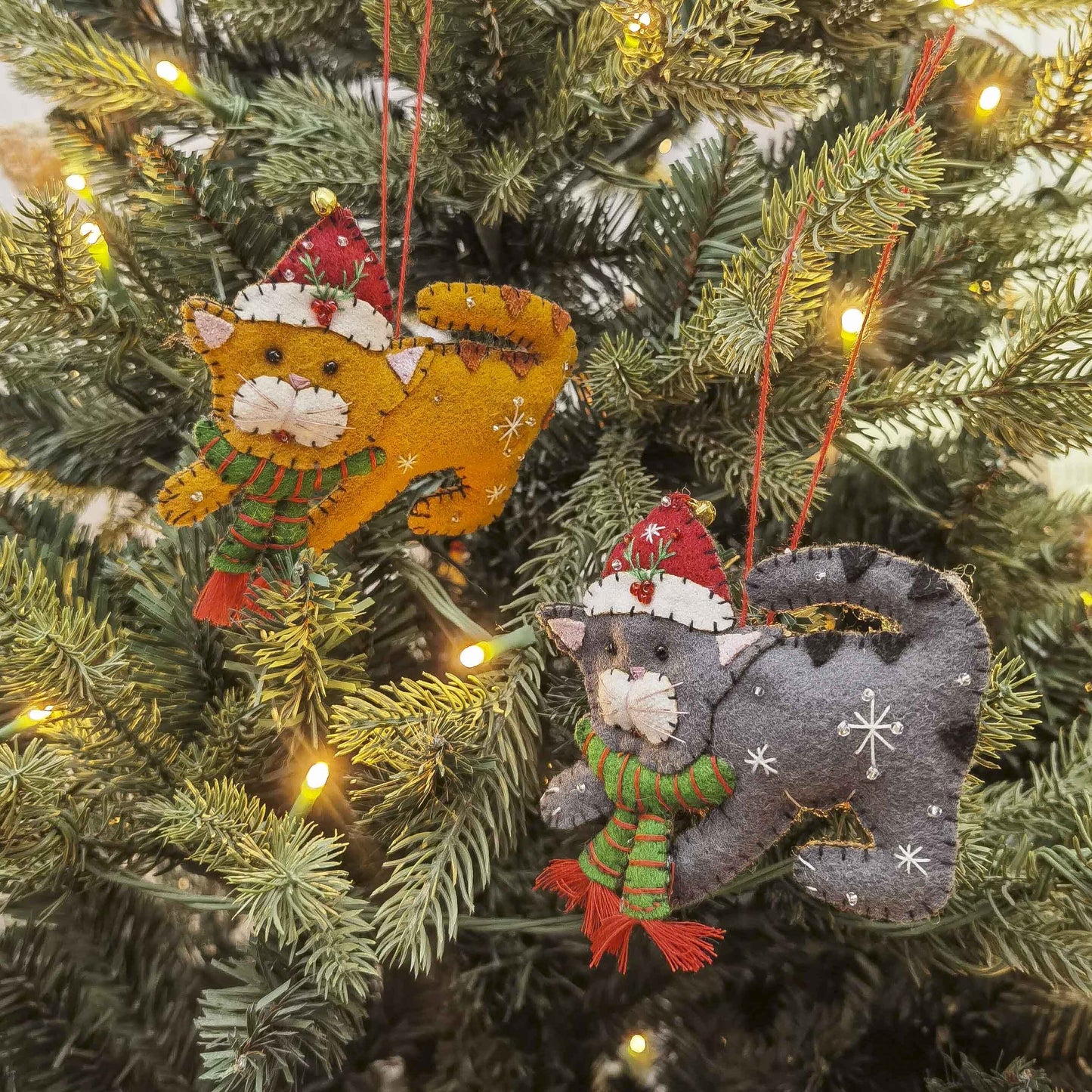 PLAYFUL CHRISTMAS CATS DECORATIONS
