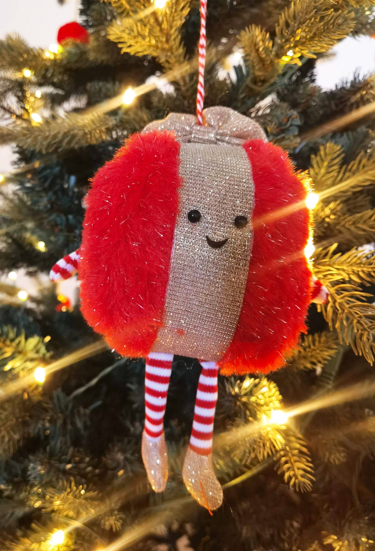 FLUFFY HANGING PRESENT