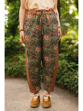 Load image into Gallery viewer, ARTISTS CROPPED PANTS - SECRET GARDEN