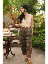 Load image into Gallery viewer, ARTISTS CROPPED PANTS - SECRET GARDEN