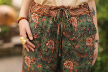 Load image into Gallery viewer, ARTISTS CROPPED PANTS - SECRET GARDEN