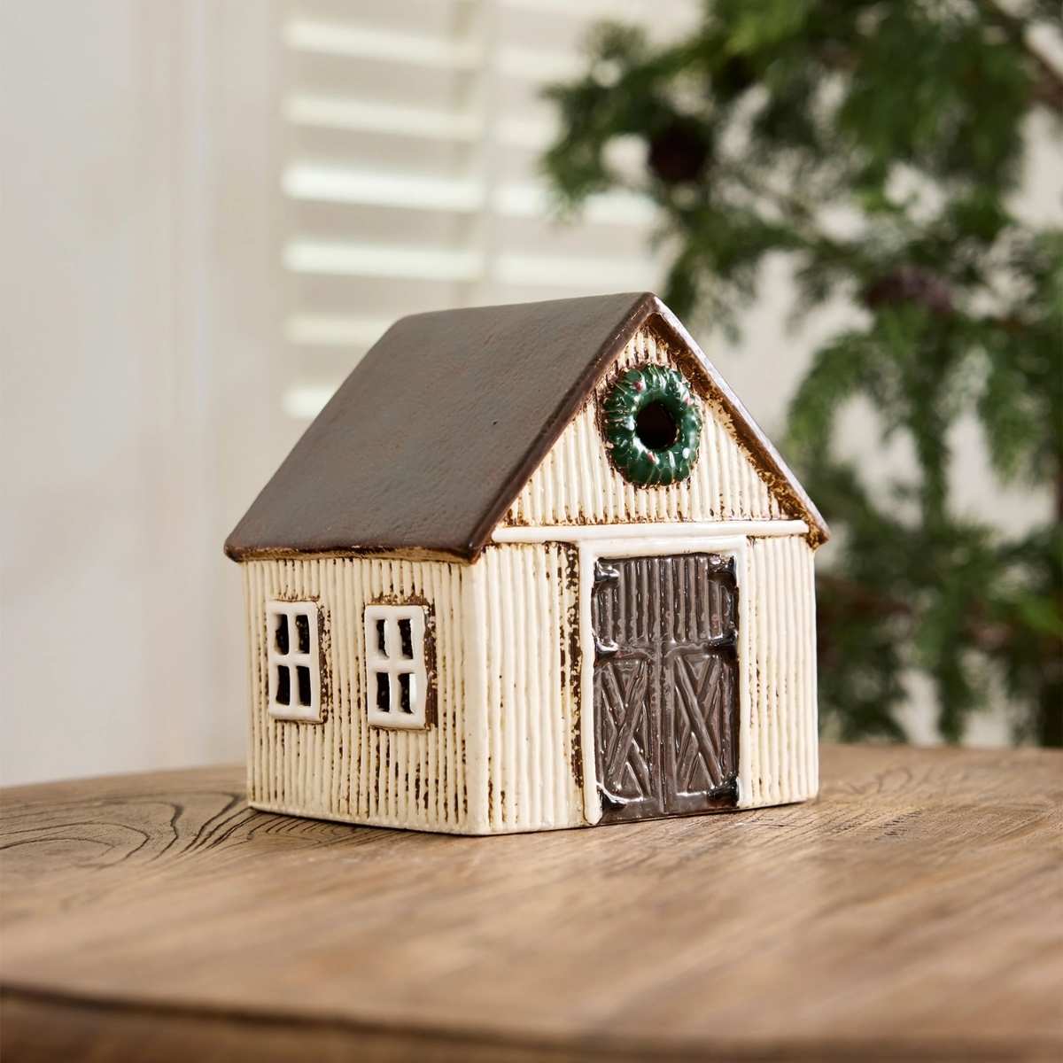 NORGARD TORP STABLE WITH WREATH TEALIGHT