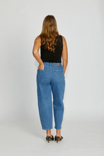 Load image into Gallery viewer, TRURO BARREL LEG JEANS