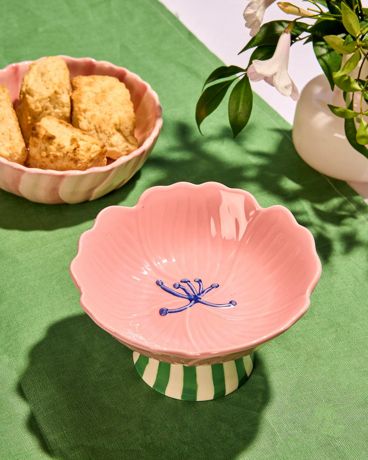 BLUSH STONEWARE FLOWER BOWL ON STAND