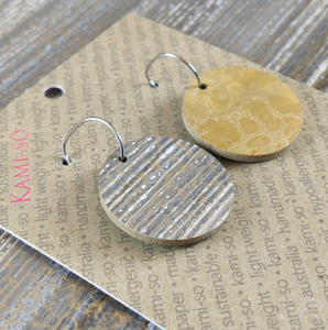 REVERSIBLE CIRCLE RECYCLED PAPER EARRINGS -  GREY & GOLD LATTE