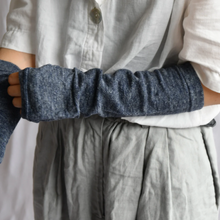 Load image into Gallery viewer, NISHIGUCHI KUTUSHITA SHORT LINEN ARM COVERS