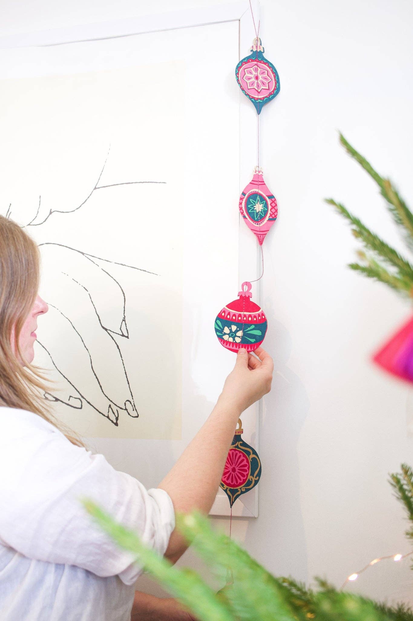 BAUBLES VERTICAL WALL HANGING GARLAND