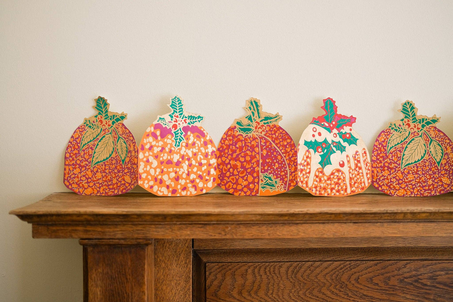 CHRISTMAS PUDDING CONCERTINA GARLAND
