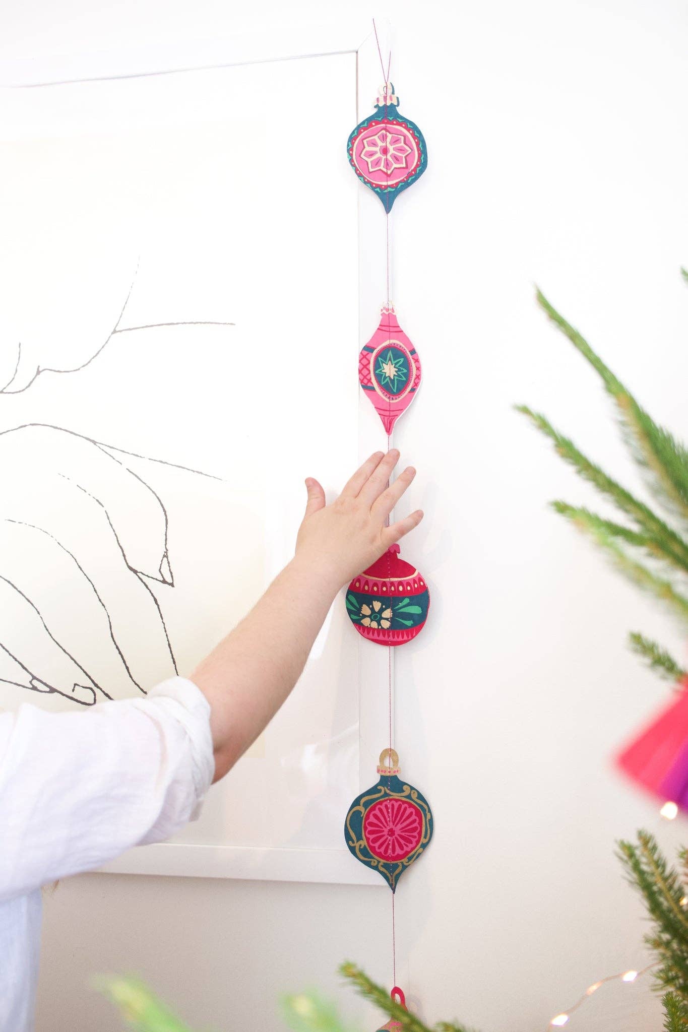 BAUBLES VERTICAL WALL HANGING GARLAND