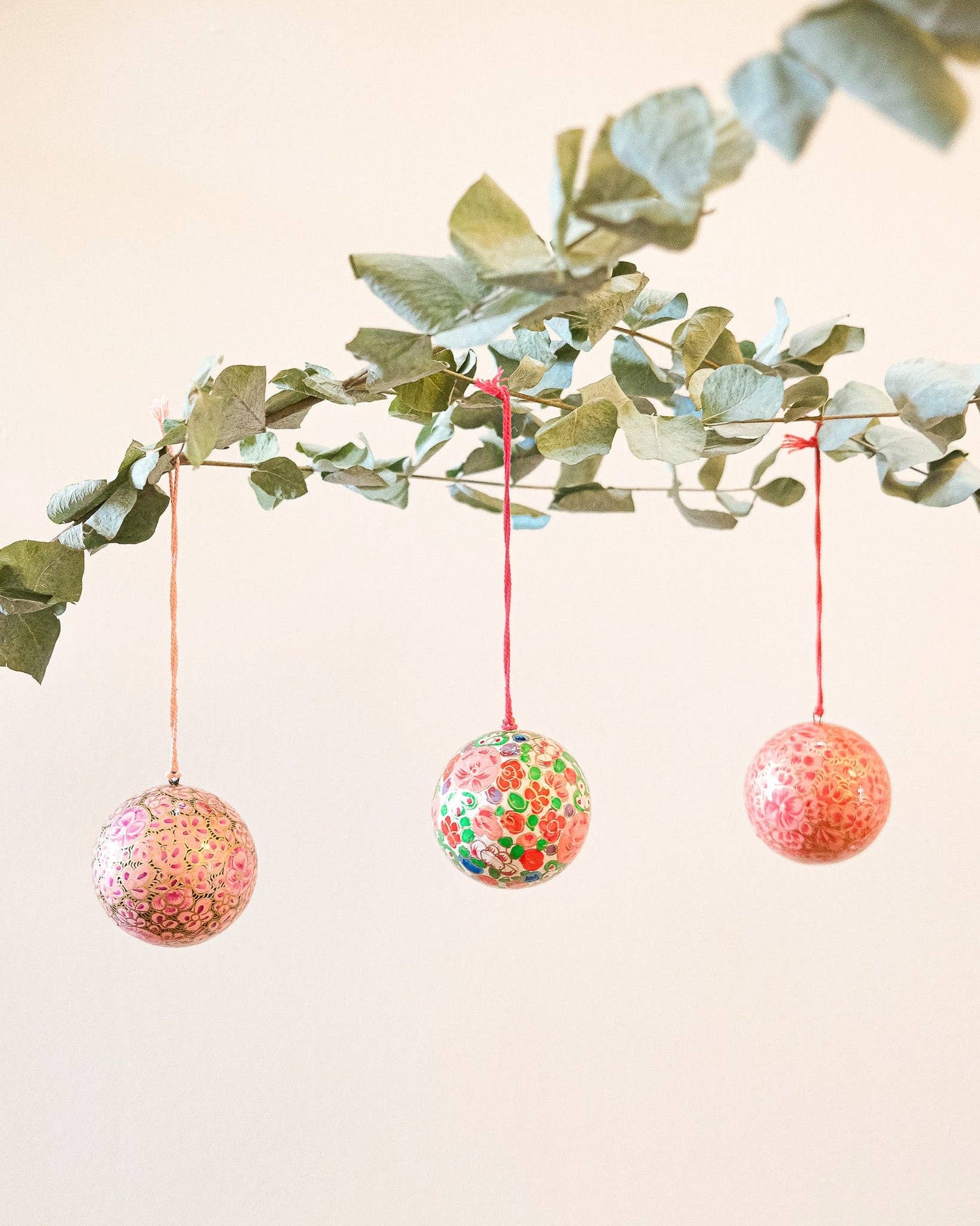 CRIMSON FLOWERS BAUBLE