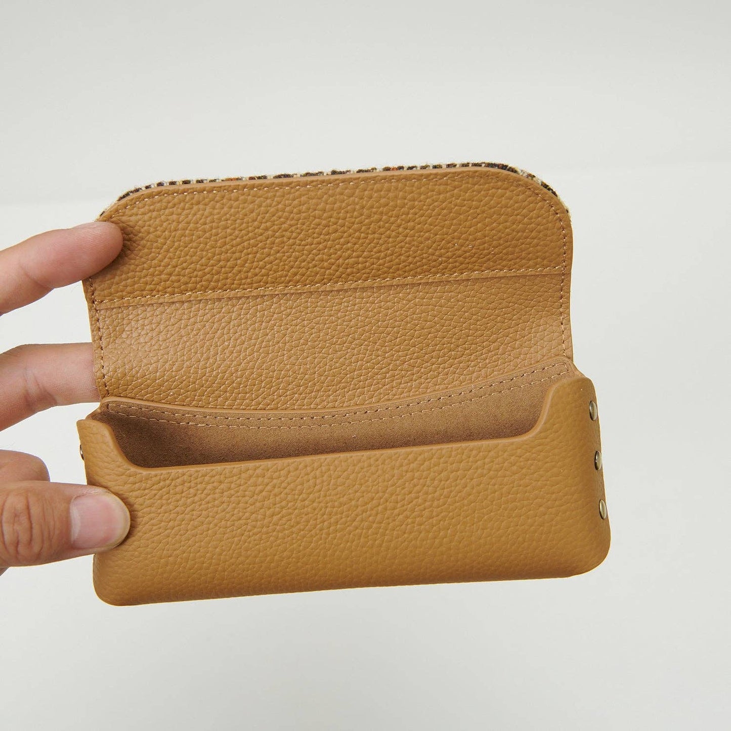 LEATHER GLASSES CASE - BEIGE DOGTOOTH
